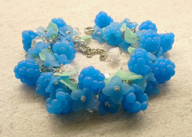 Браслет зимняя малина из полимерной глины