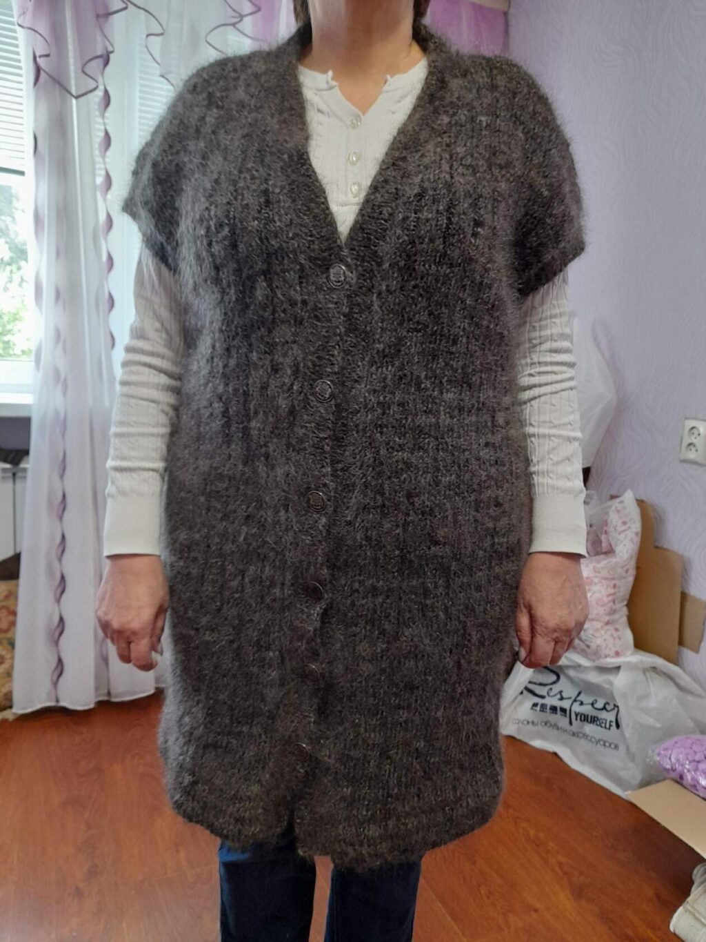 Удлиненная пуховая жилетка