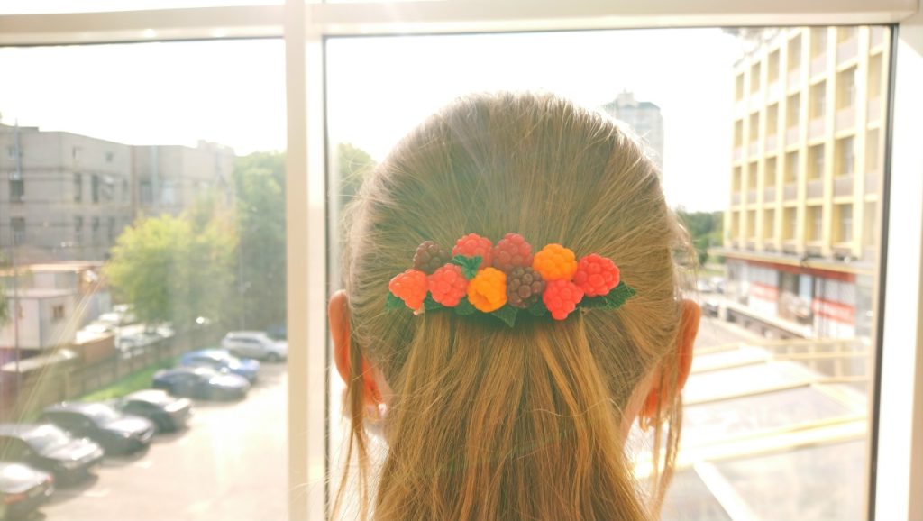 Заколка-автомат с малиной из полимерной глины