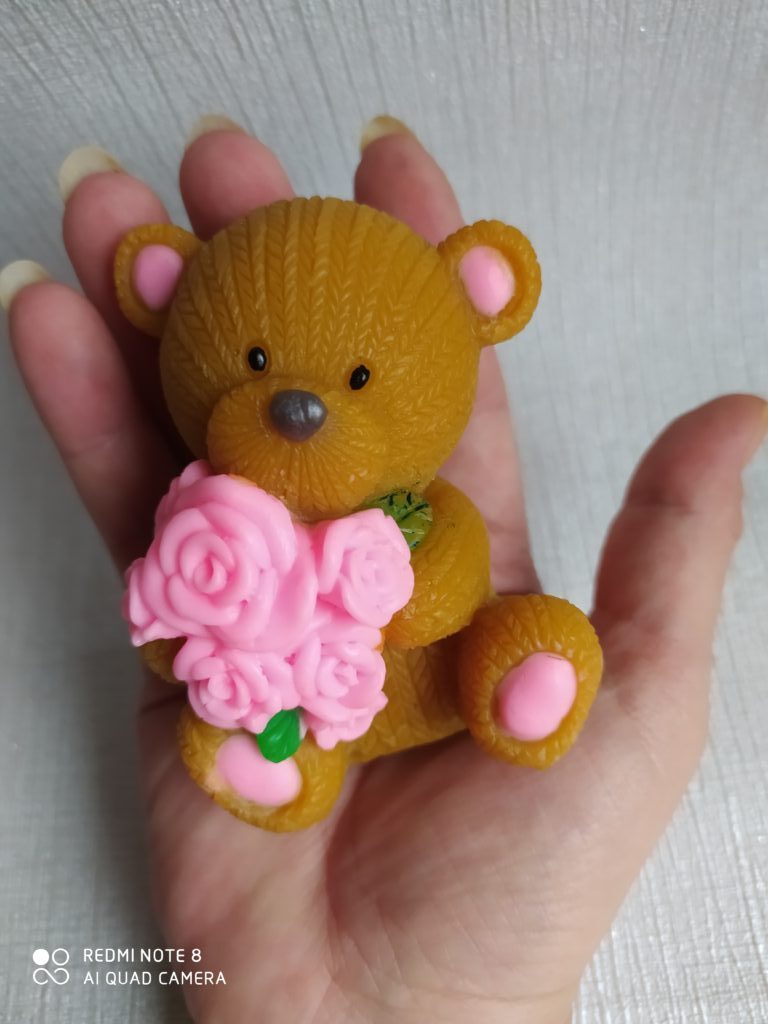 сувенирное мыло «Мишка вязаный с букетом роз»