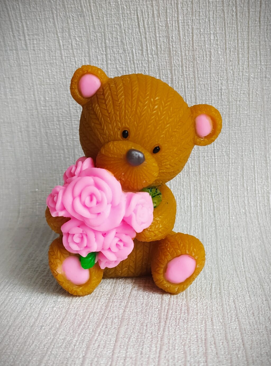 сувенирное мыло «Мишка вязаный с букетом роз»