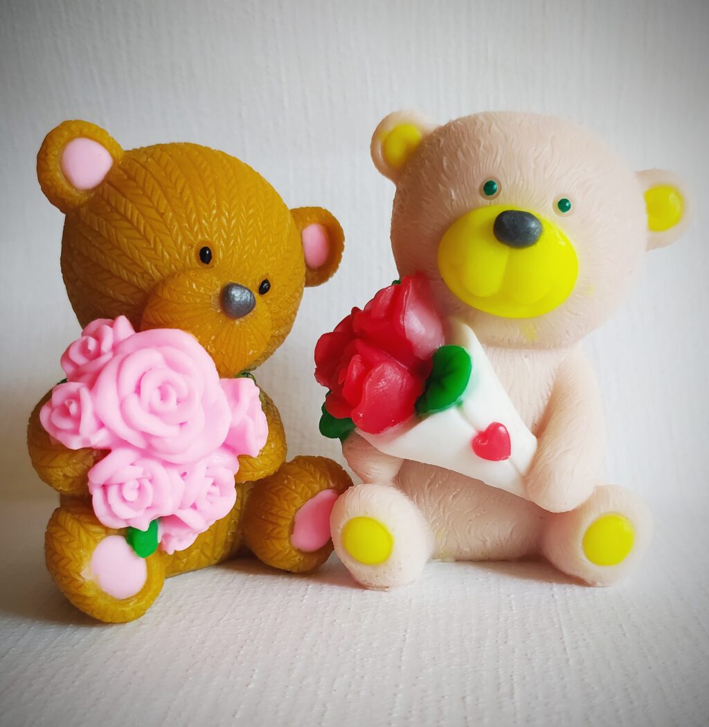 сувенирное мыло «Мишка вязаный с букетом роз»