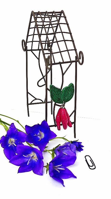 Брошь квиллинг Красная жимолость.