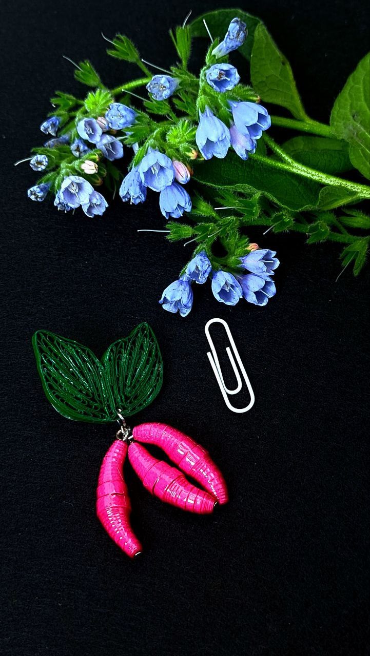 Брошь квиллинг Красная жимолость.