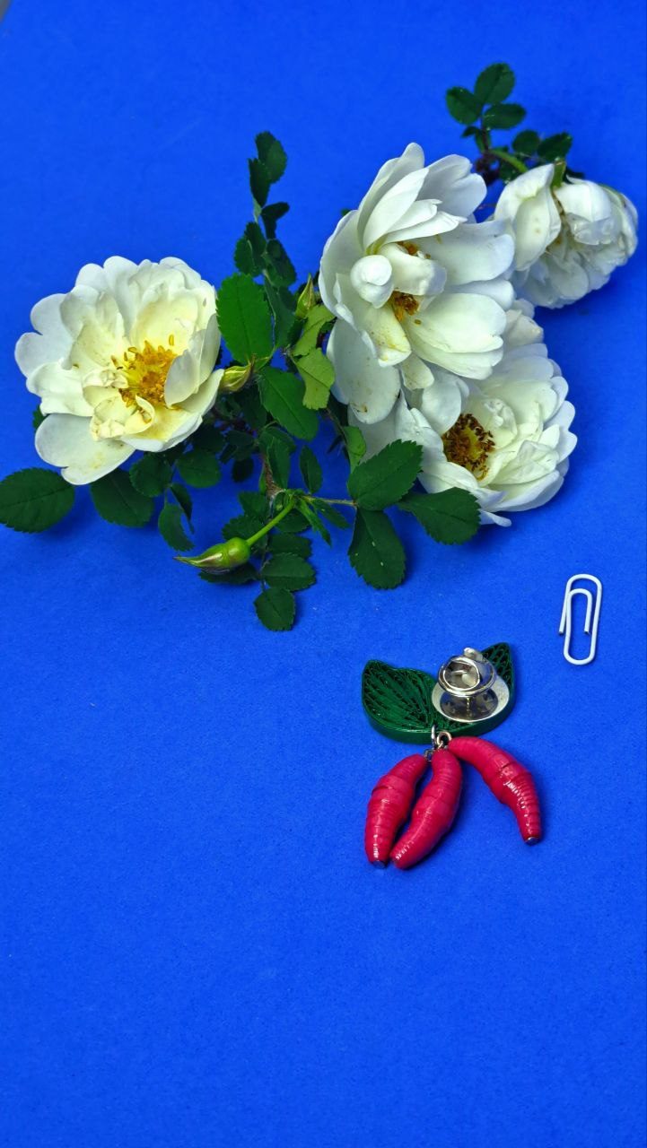 Брошь квиллинг Красная жимолость.