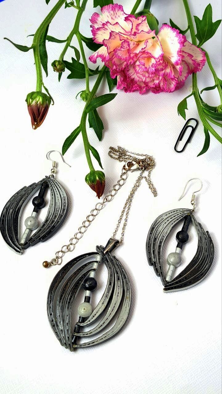 Комплект украшений квиллинг-графика.