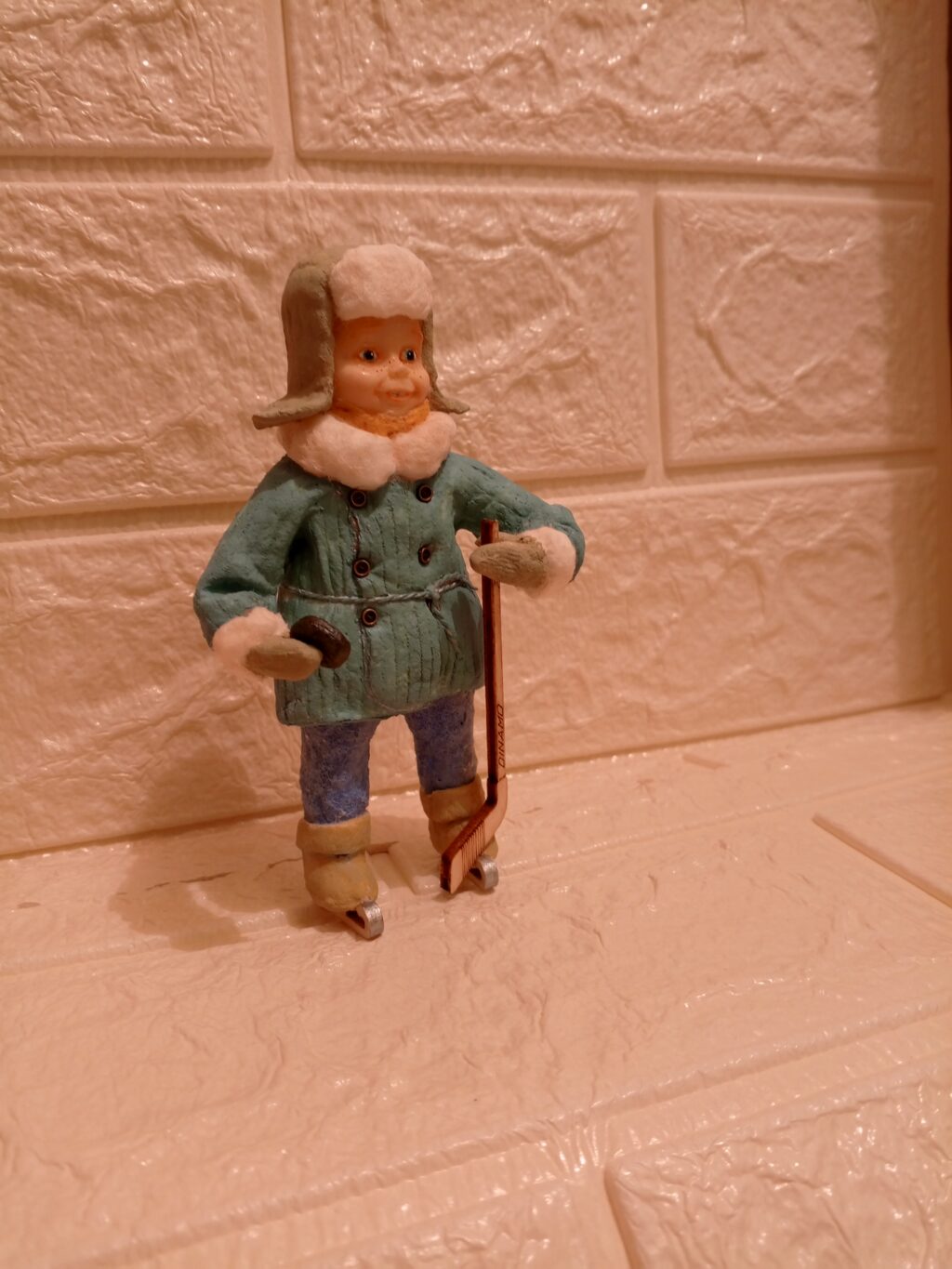 Елочная игрушка «хоккеист»