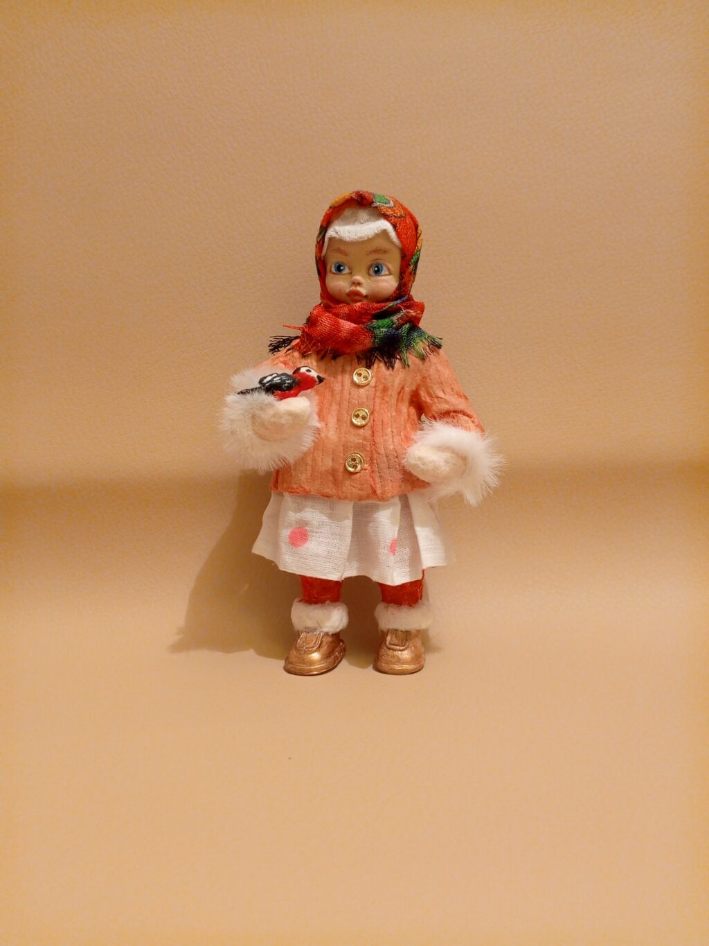 Ватная игрушка «Девочка со снегирем»