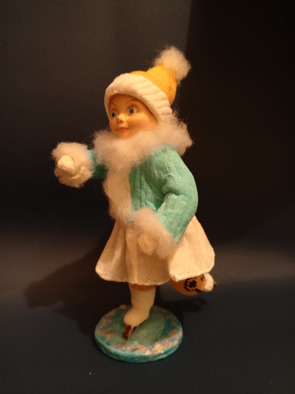 Ватная игрушка «Фигуристка»