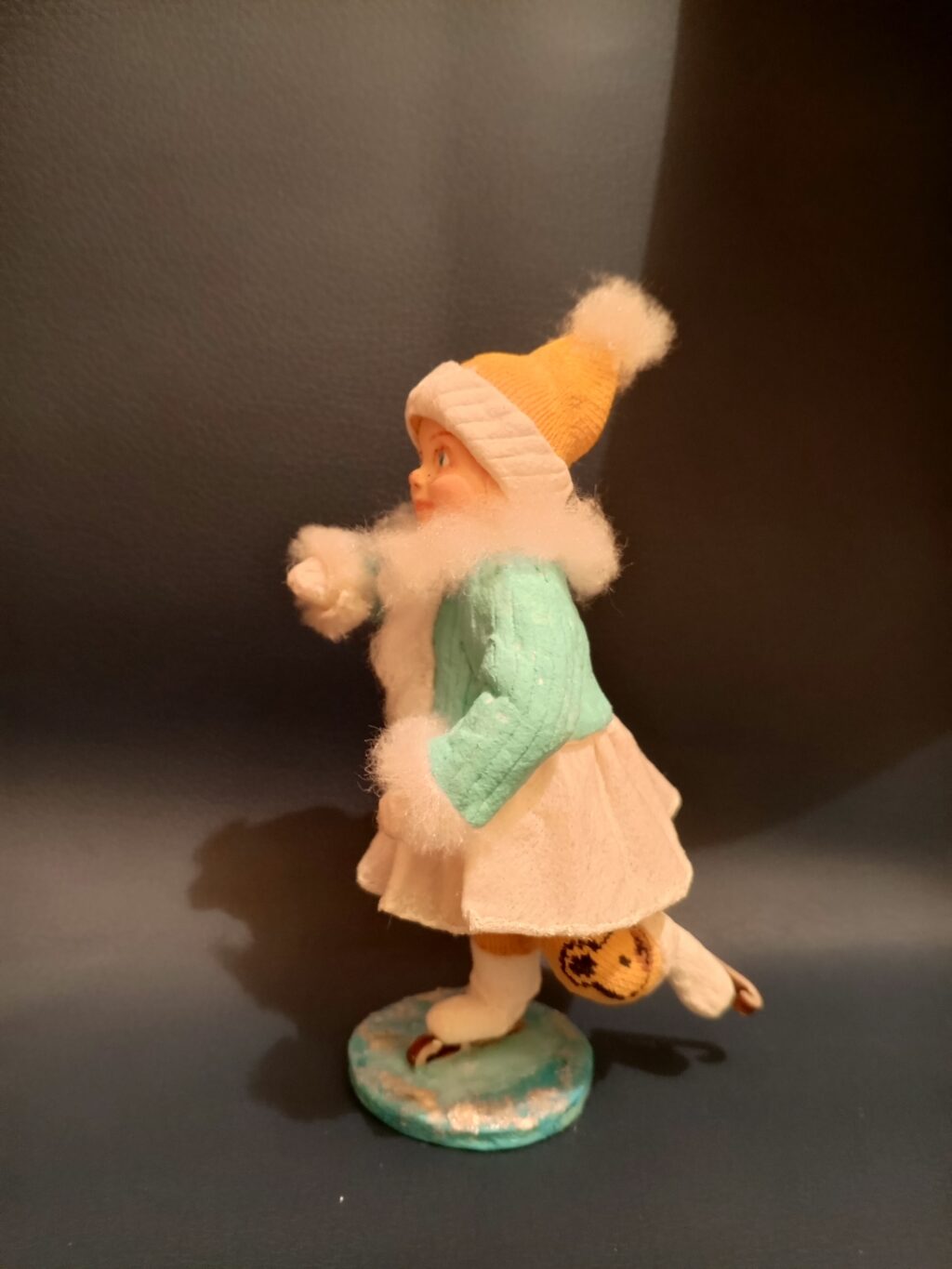 Ватная игрушка «Фигуристка»