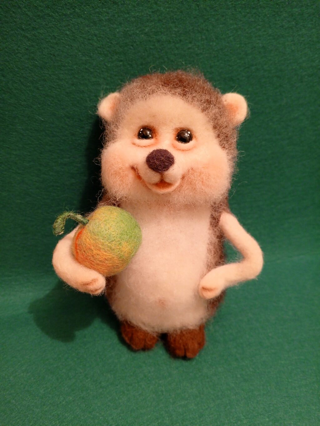 Ежик с яблоком