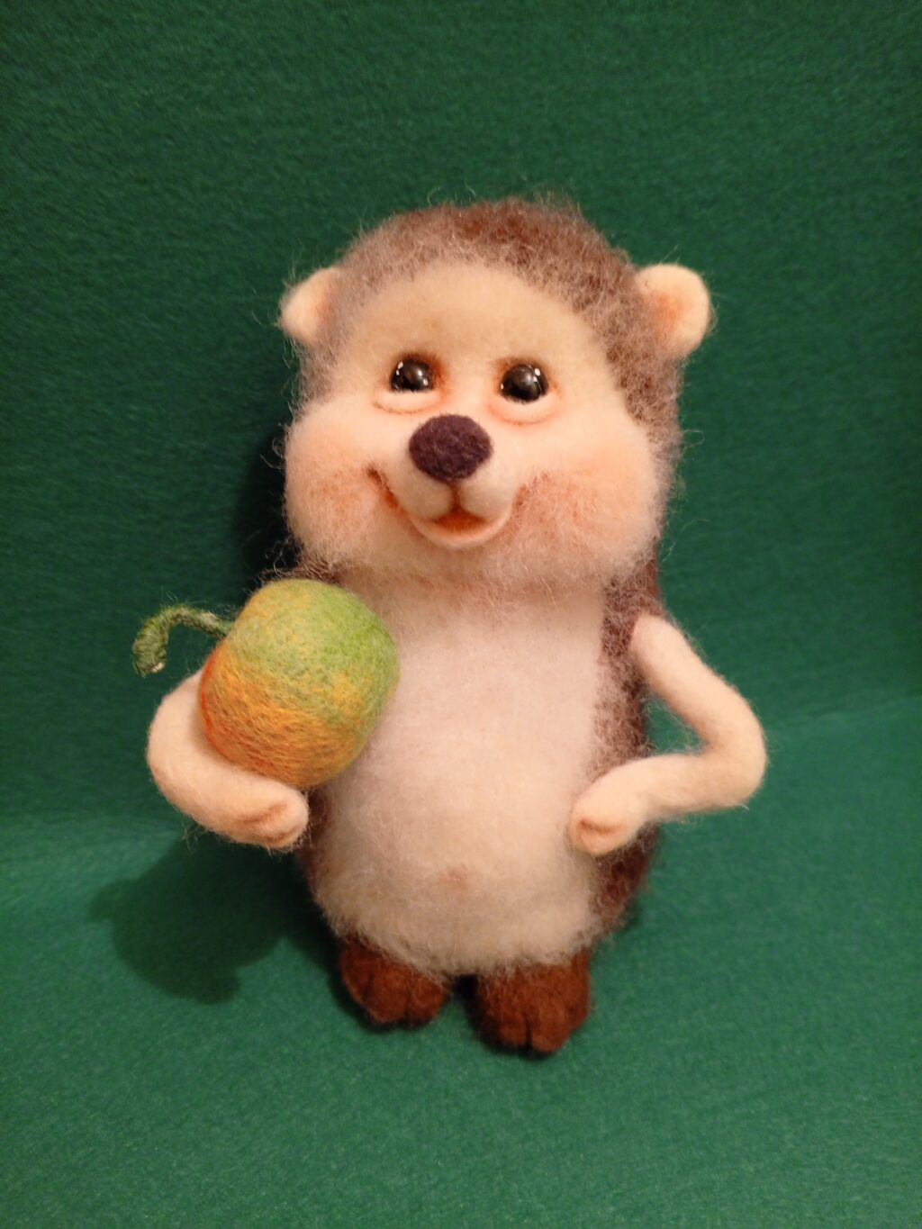 Ежик с яблоком