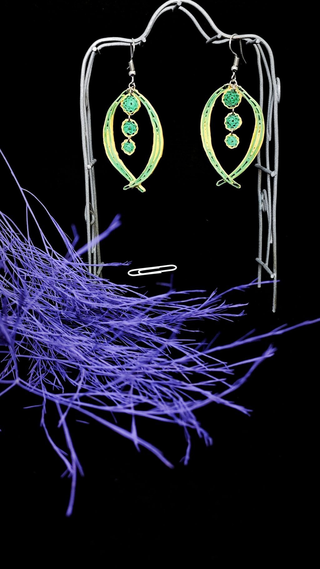 Серьги квиллинг-графика в нежном, мятно-бежевом цвете.