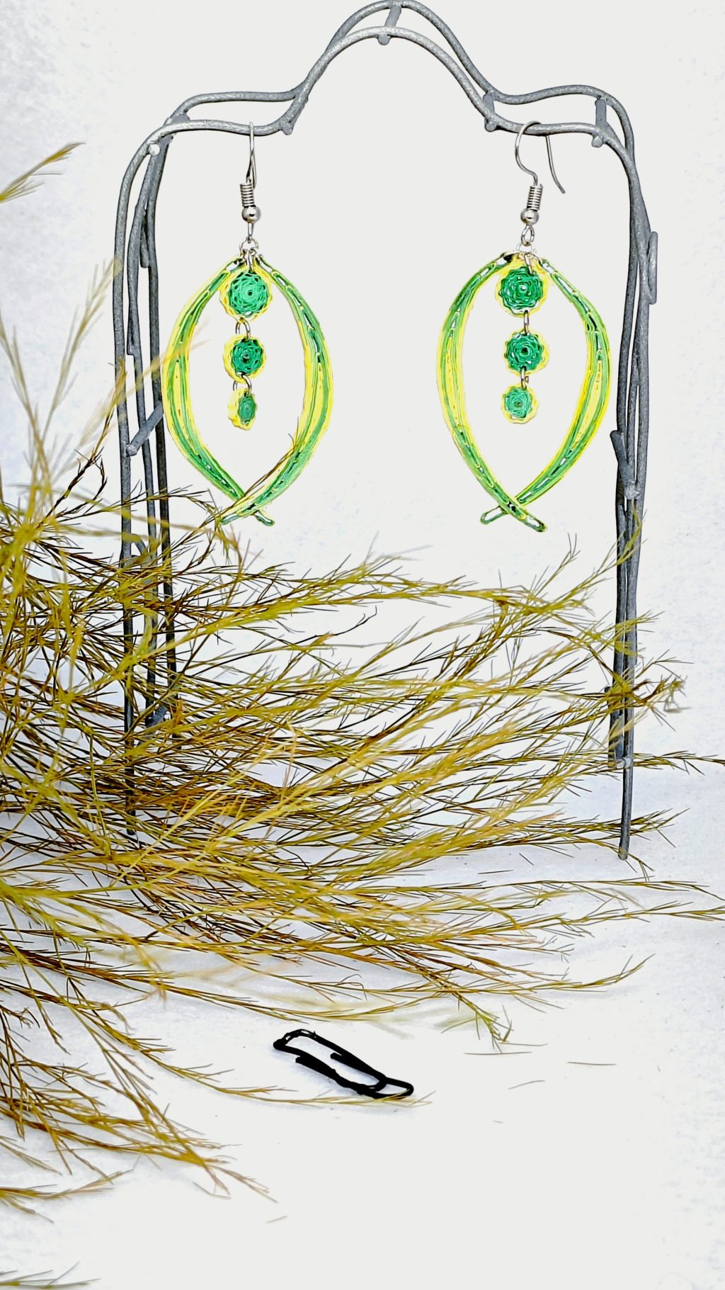 Серьги квиллинг-графика в нежном, мятно-бежевом цвете.