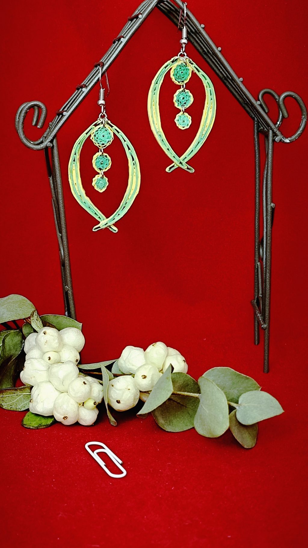 Серьги квиллинг-графика в нежном, мятно-бежевом цвете.