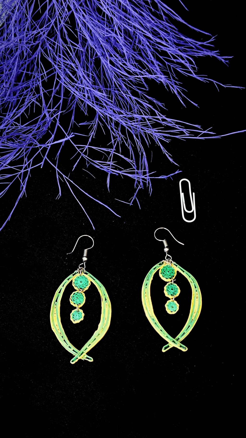 Серьги квиллинг-графика в нежном, мятно-бежевом цвете.