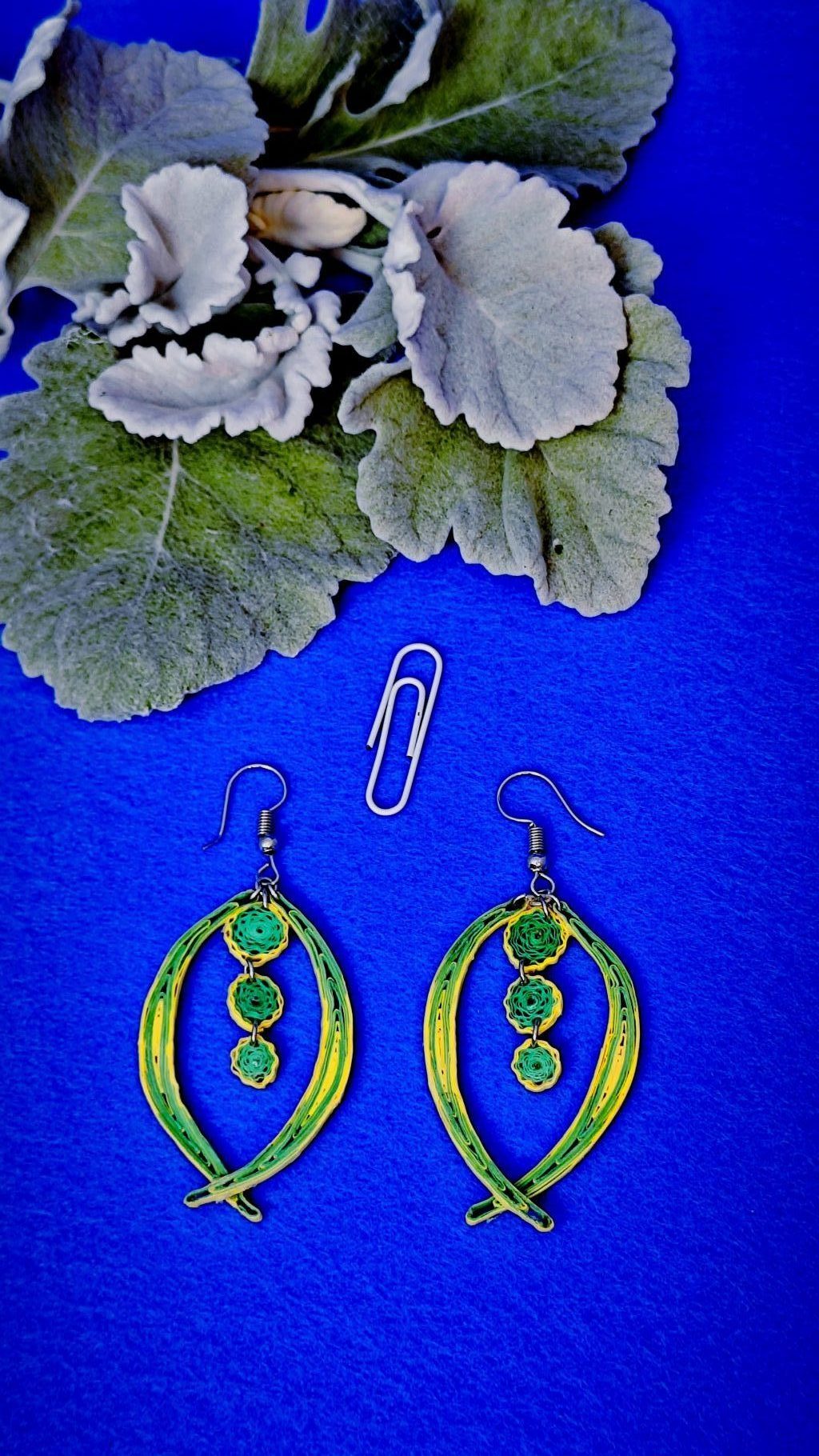 Серьги квиллинг-графика в нежном, мятно-бежевом цвете.