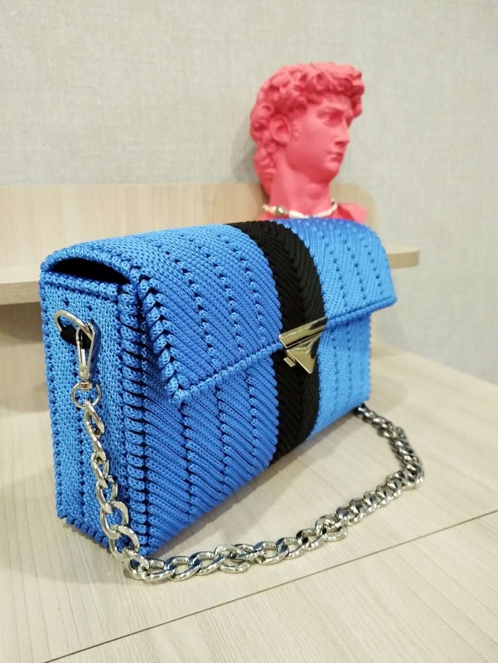 Плетеная сумка из шнура на канве