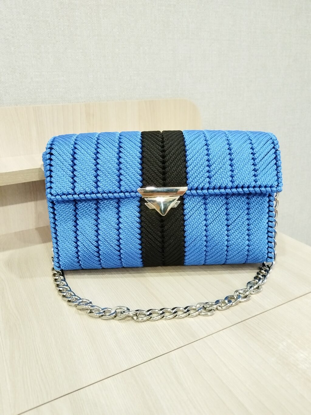 Плетеная сумка из шнура на канве