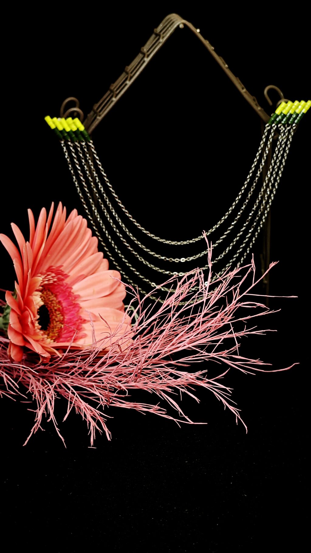 Брошь квиллинг на цепочках.