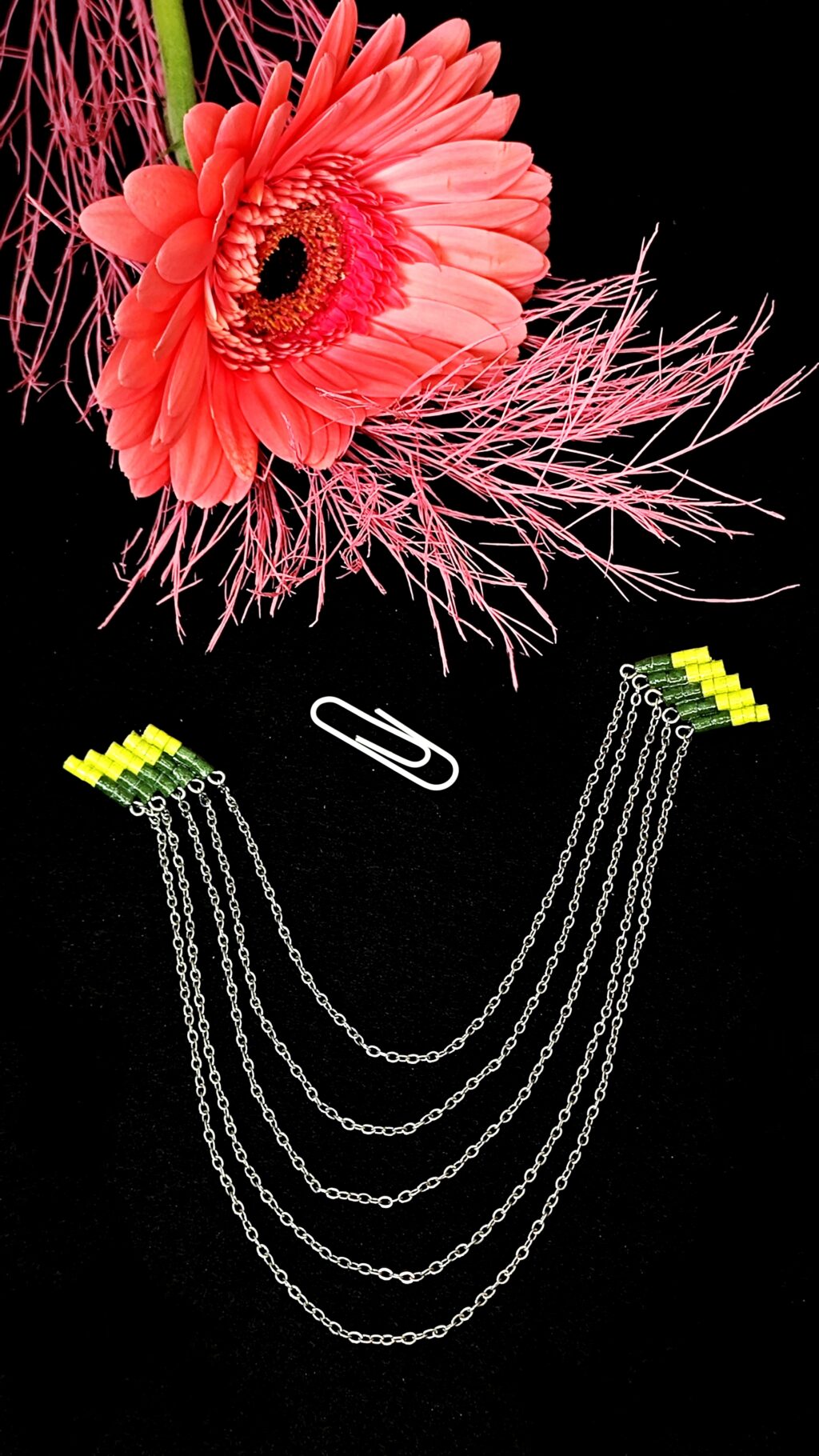 Брошь квиллинг на цепочках.