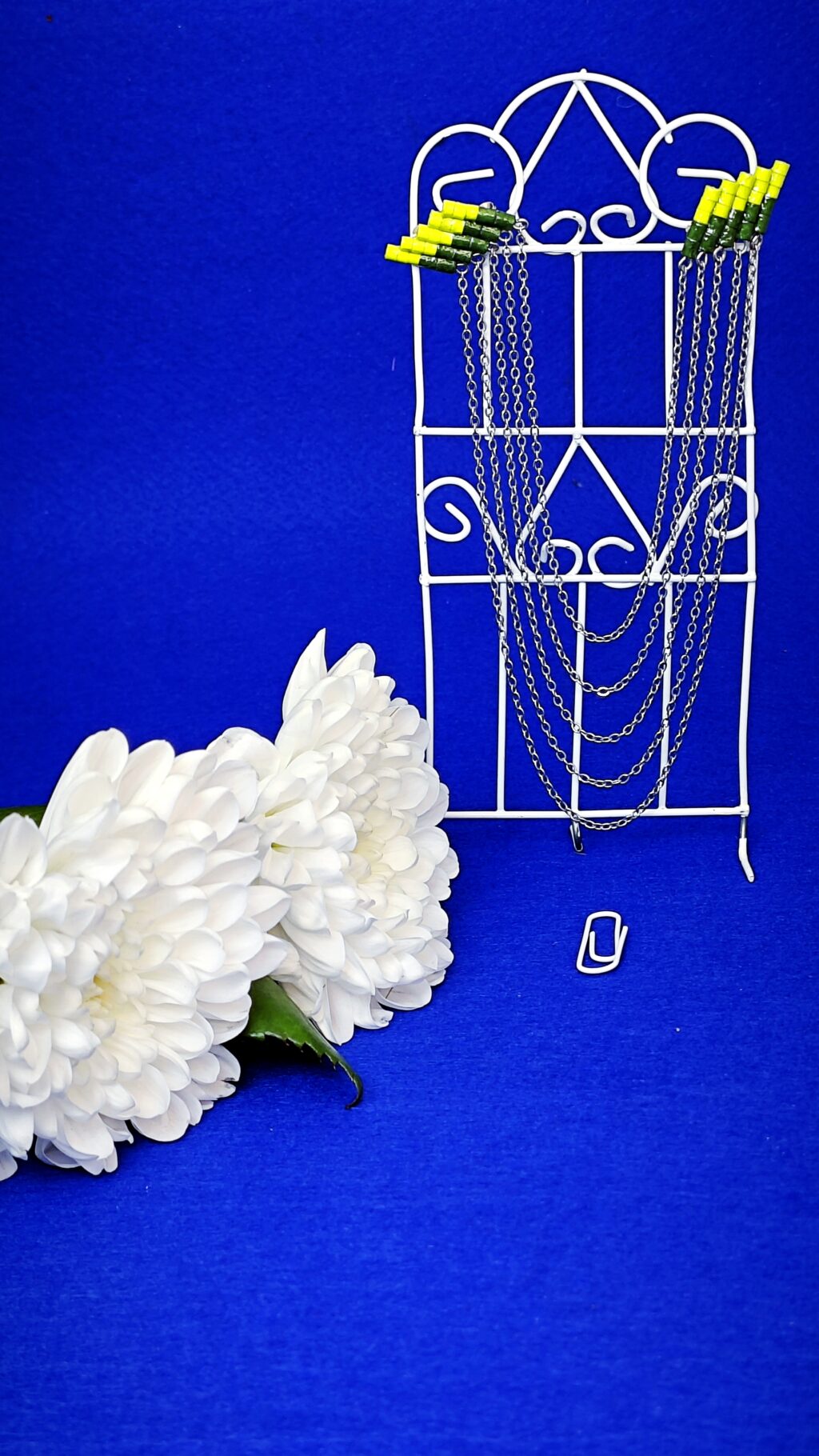 Брошь квиллинг на цепочках.