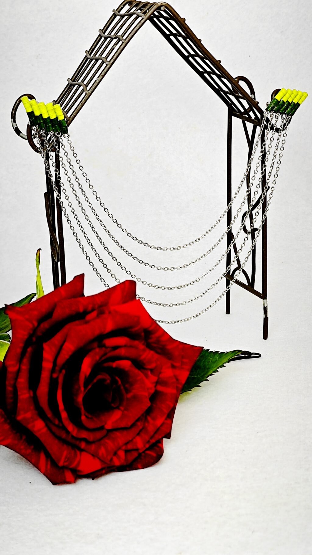 Брошь квиллинг на цепочках.