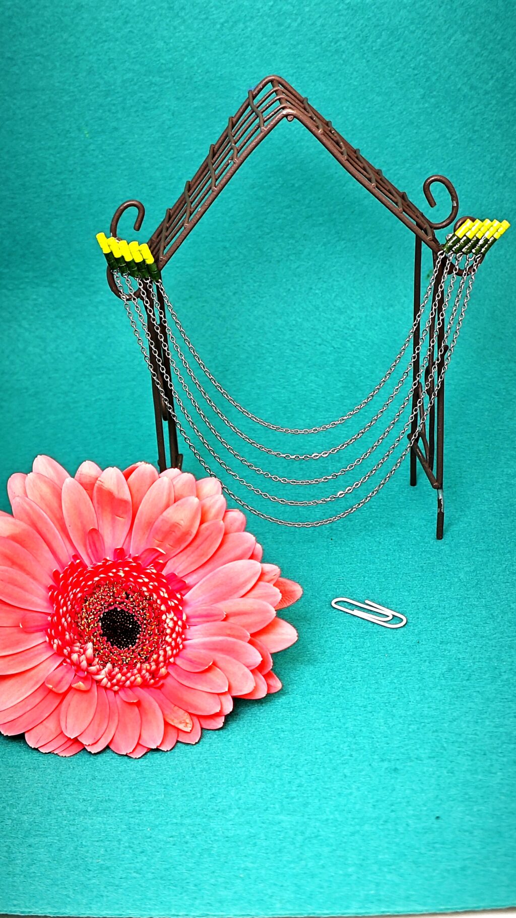 Брошь квиллинг на цепочках.