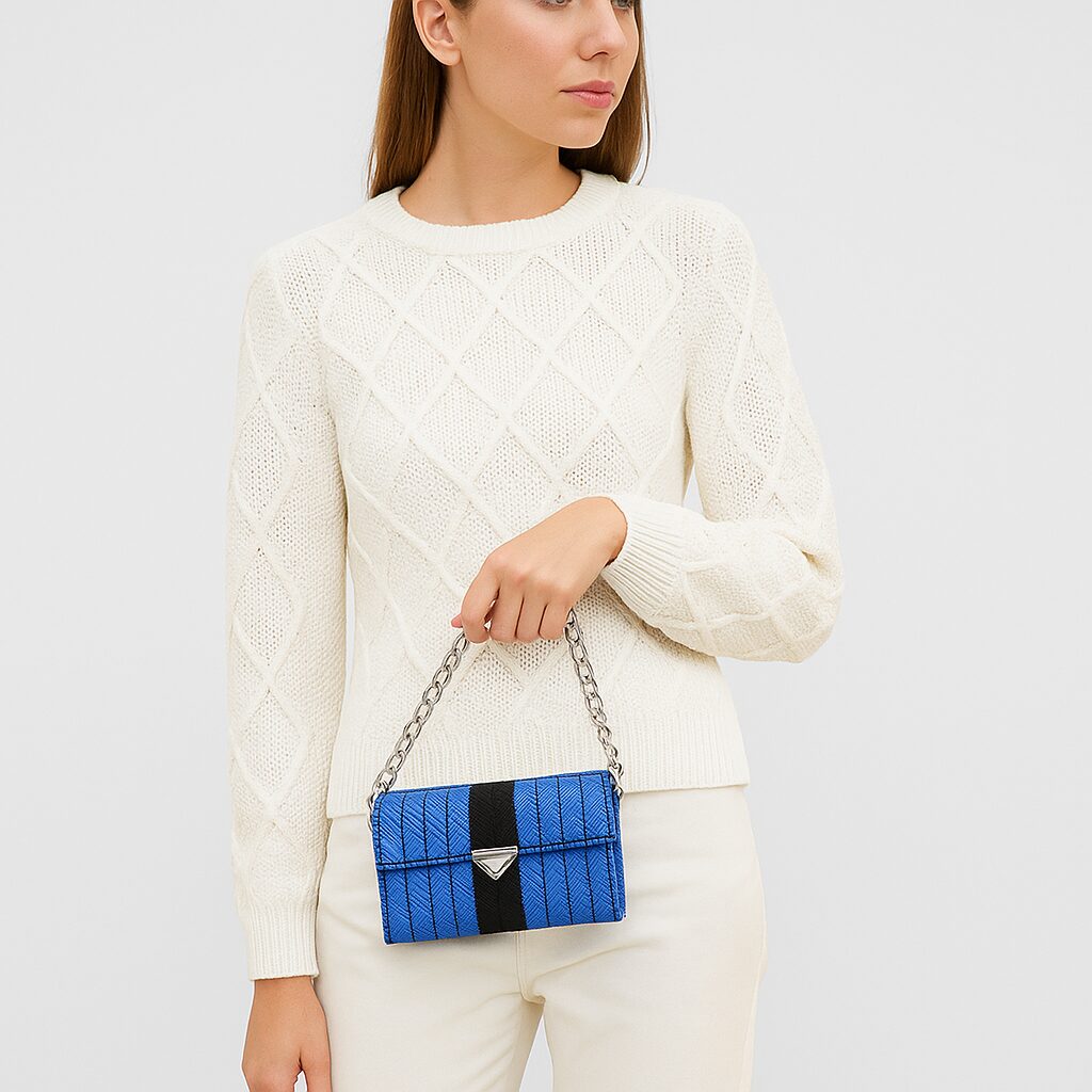 Плетеная сумка из шнура на канве