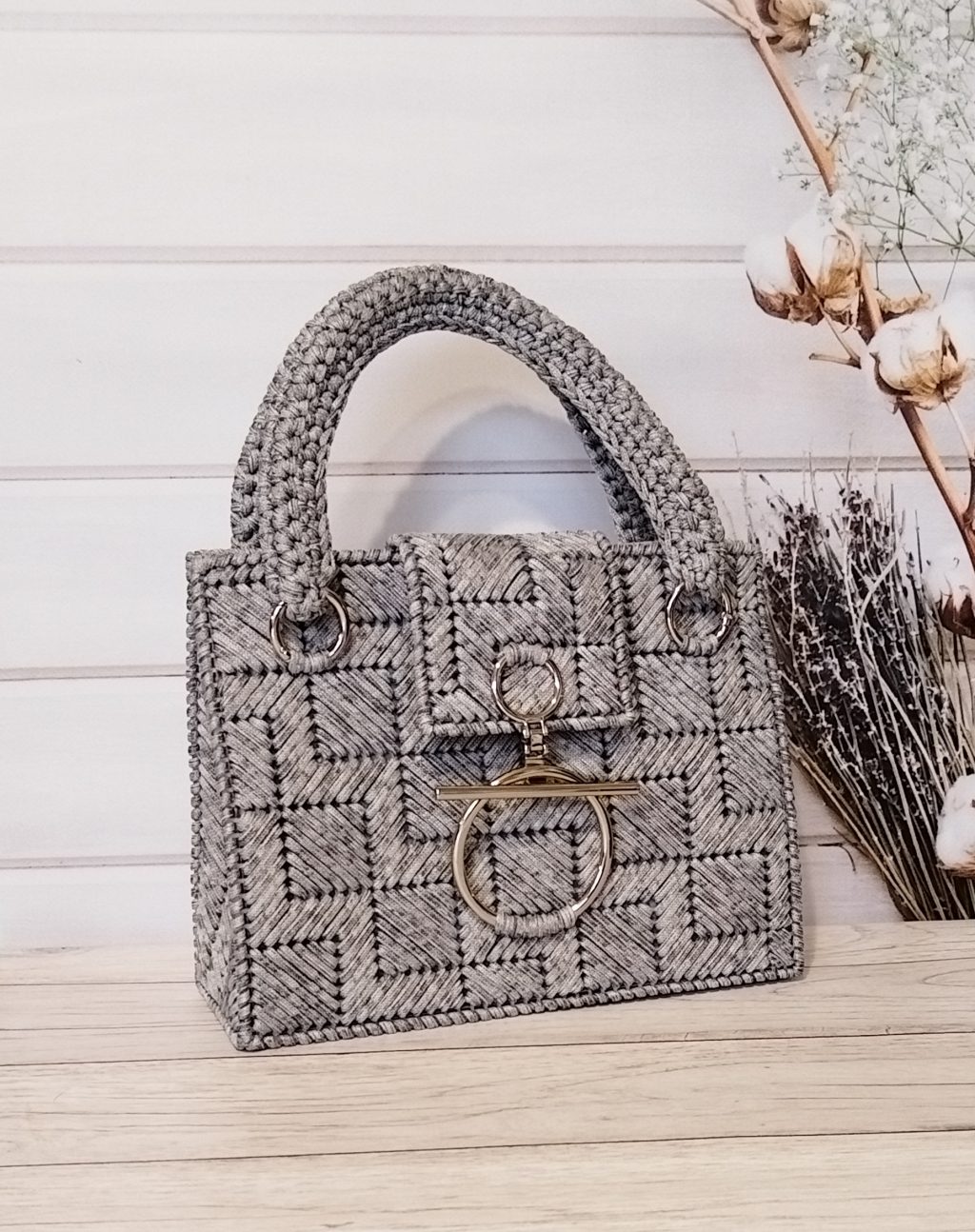Плетеная сумка из шнура на канве