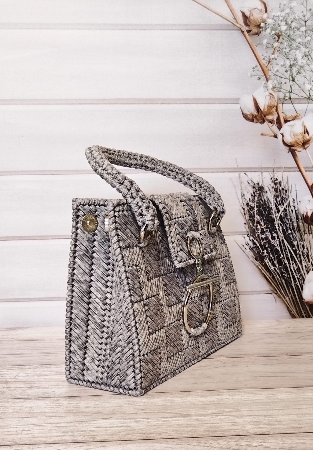 Плетеная сумка из шнура на канве