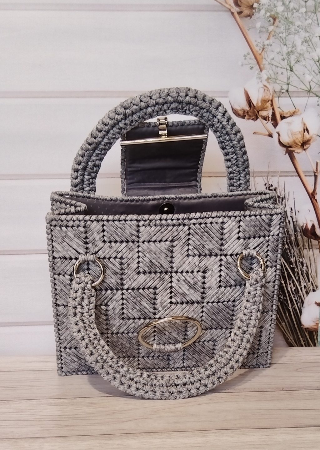 Плетеная сумка из шнура на канве