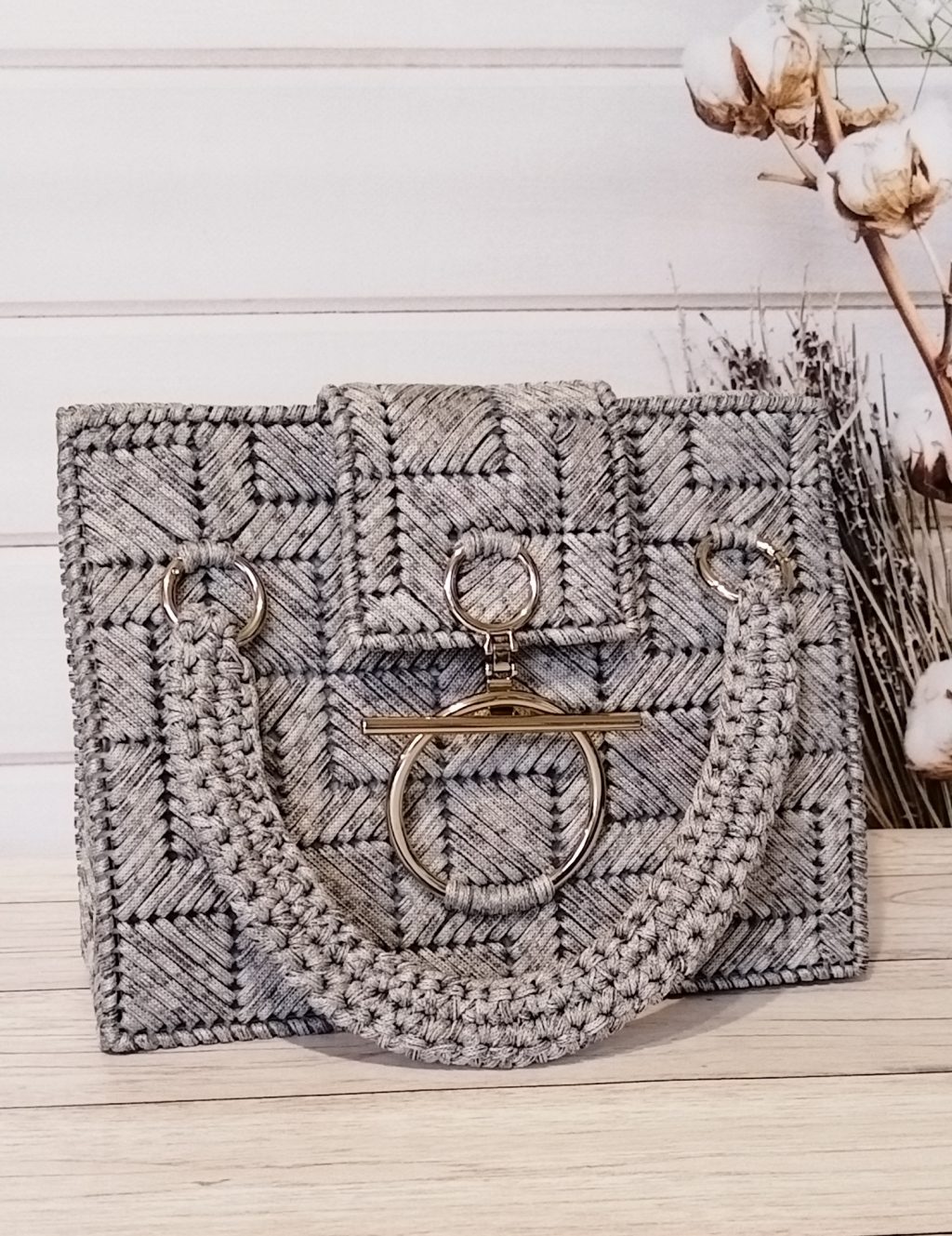 Плетеная сумка из шнура на канве