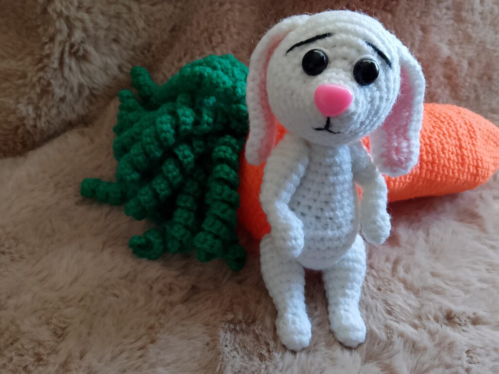 Зайка в морковном домике