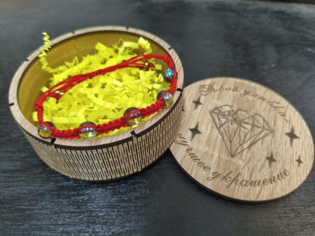 Браслет в подарочной коробке