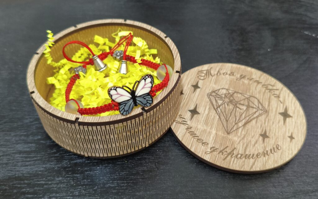 Браслет в подарочной коробке