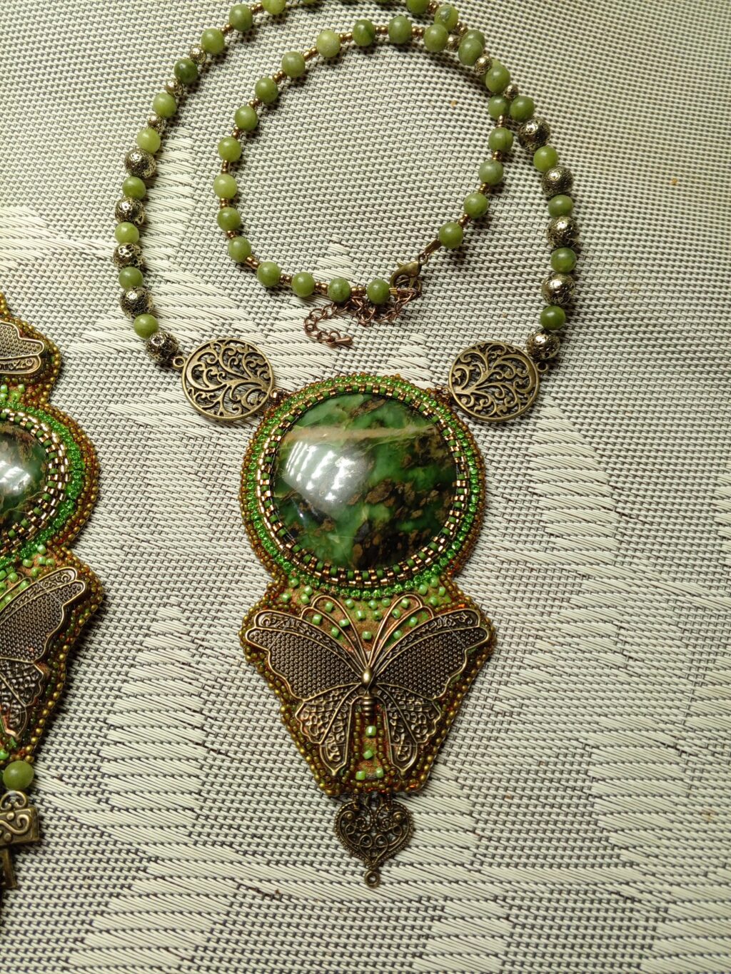 Кулон на бусах «Лесная поляна»