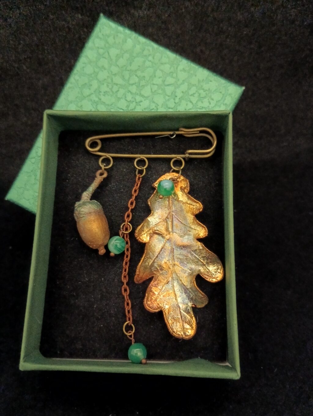 брошь Дубок с желудем