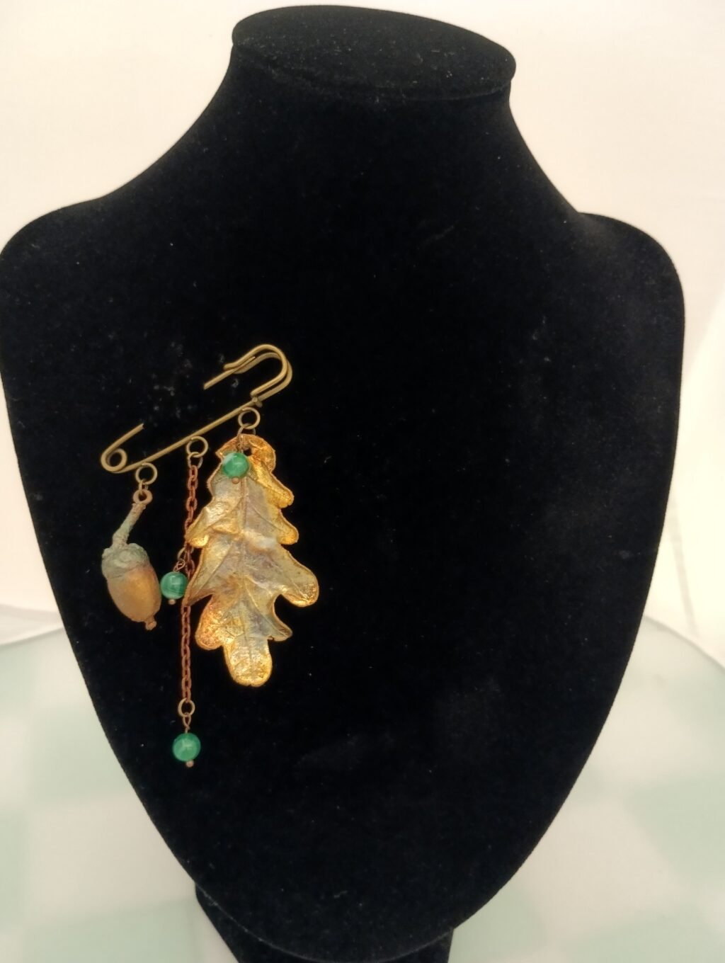 брошь Дубок с желудем