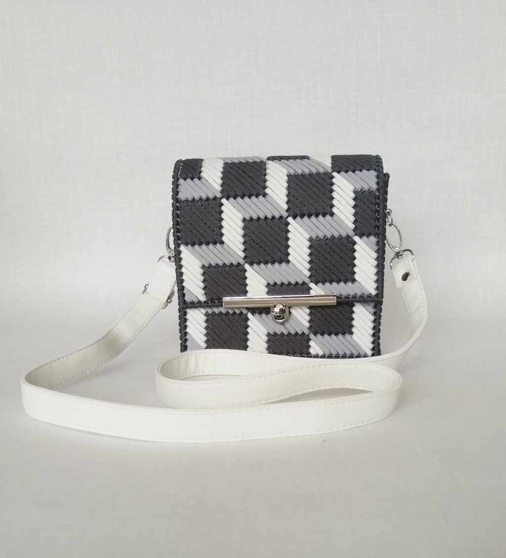 Плетеная сумка из шнура на канве