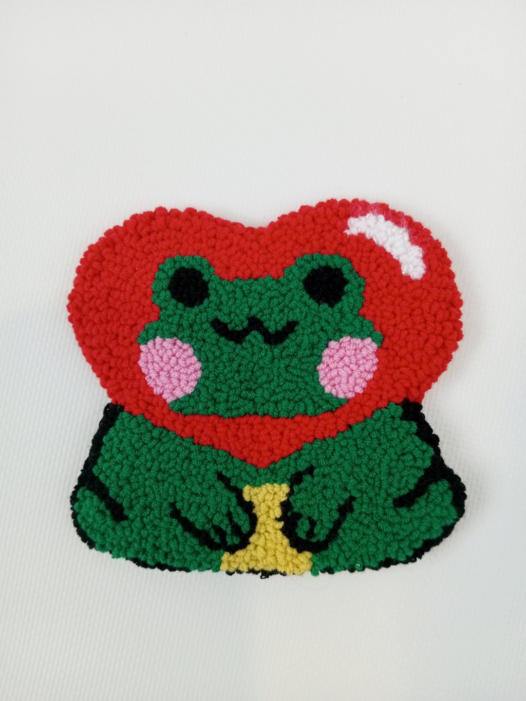 Лягушонок с красным сердцем (подставка под кружку)