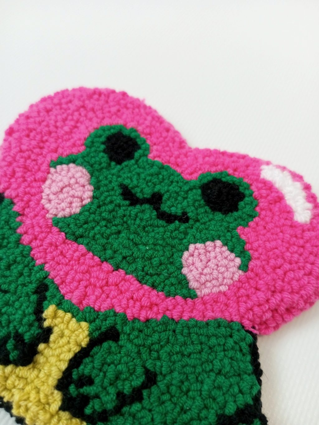 Лягушонок с розовым сердцем (подставка под кружку)