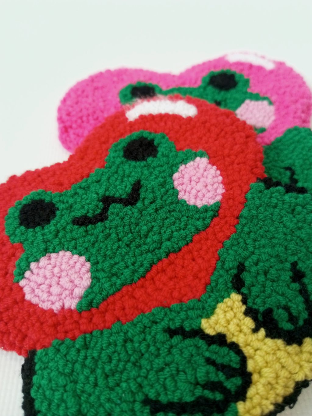 Лягушонок с розовым сердцем (подставка под кружку)