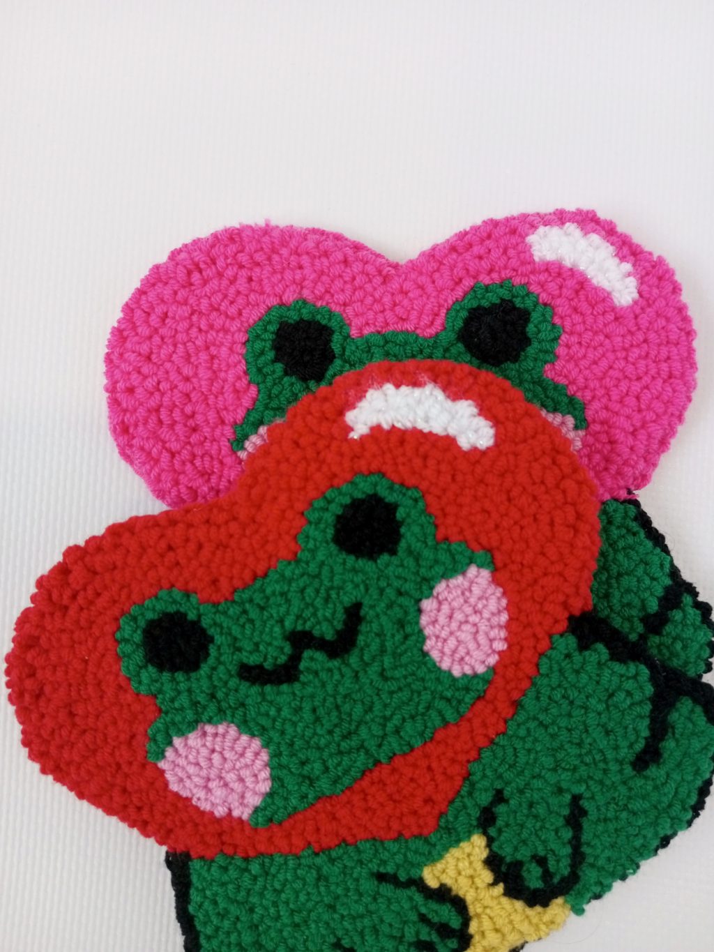 Лягушонок с красным сердцем (подставка под кружку)