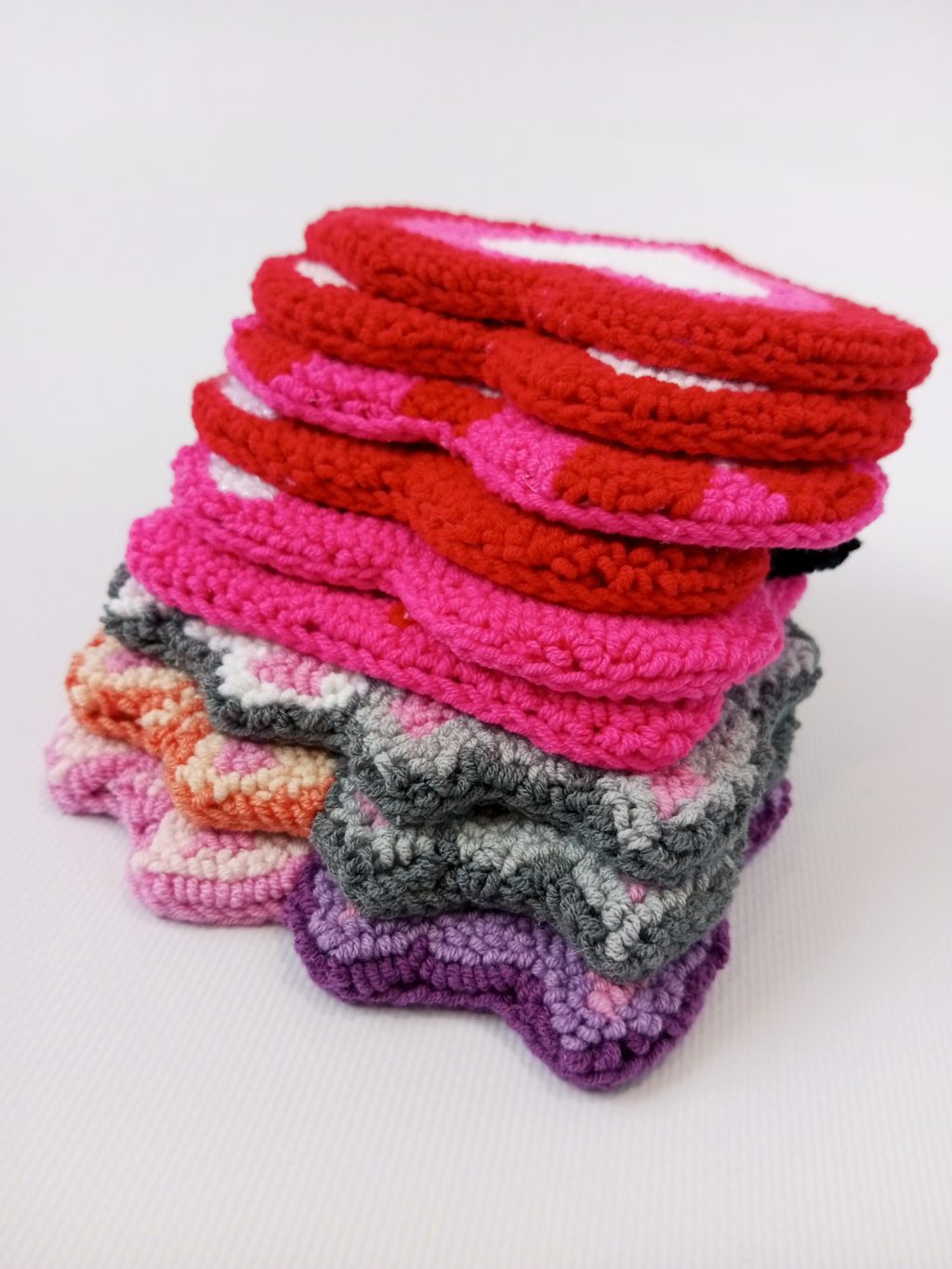 Лягушонок с красным сердцем (подставка под кружку)