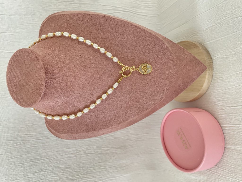 Колье из натурального жемчуга с кулоном