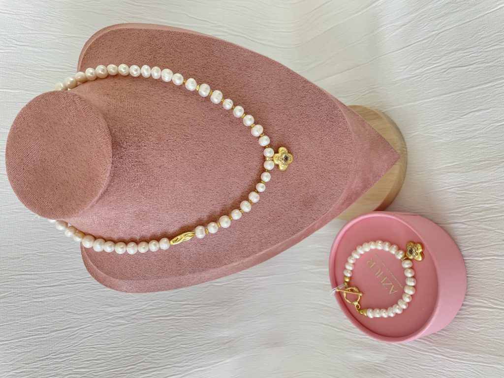 Колье из натурального жемчуга с кулоном