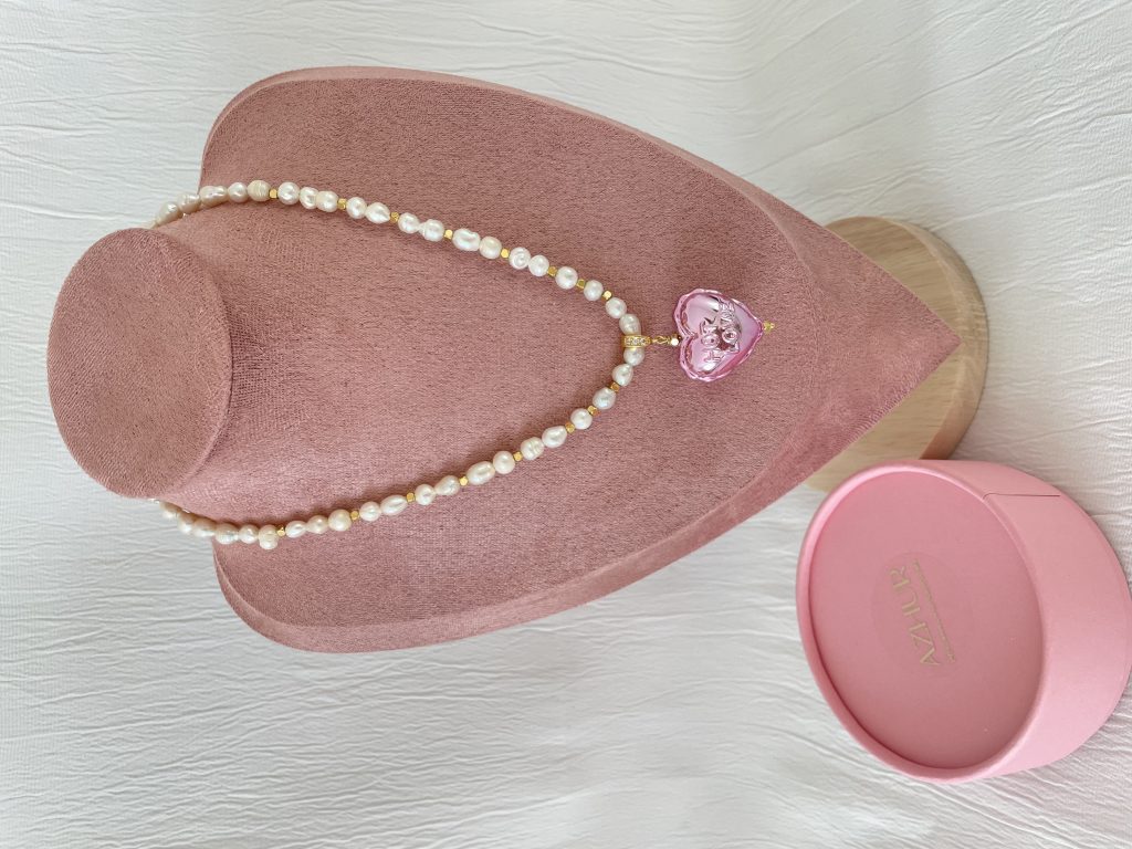 Колье из натурального жемчуга с кулоном