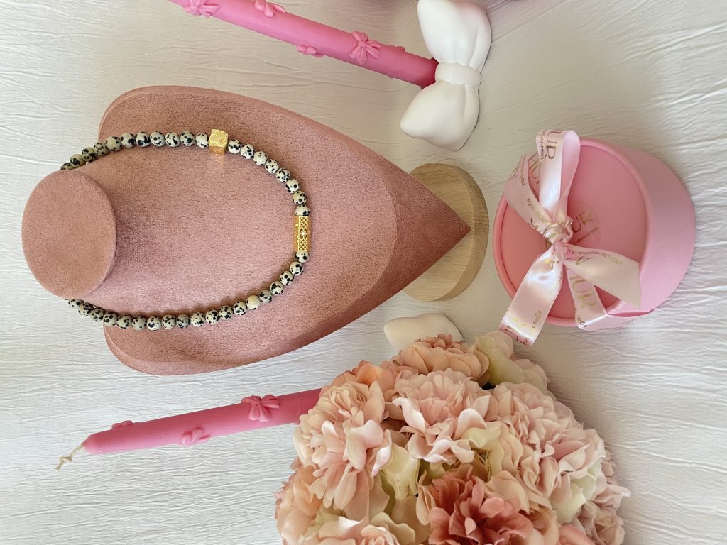 Колье из натуральной далматиновой яшмы