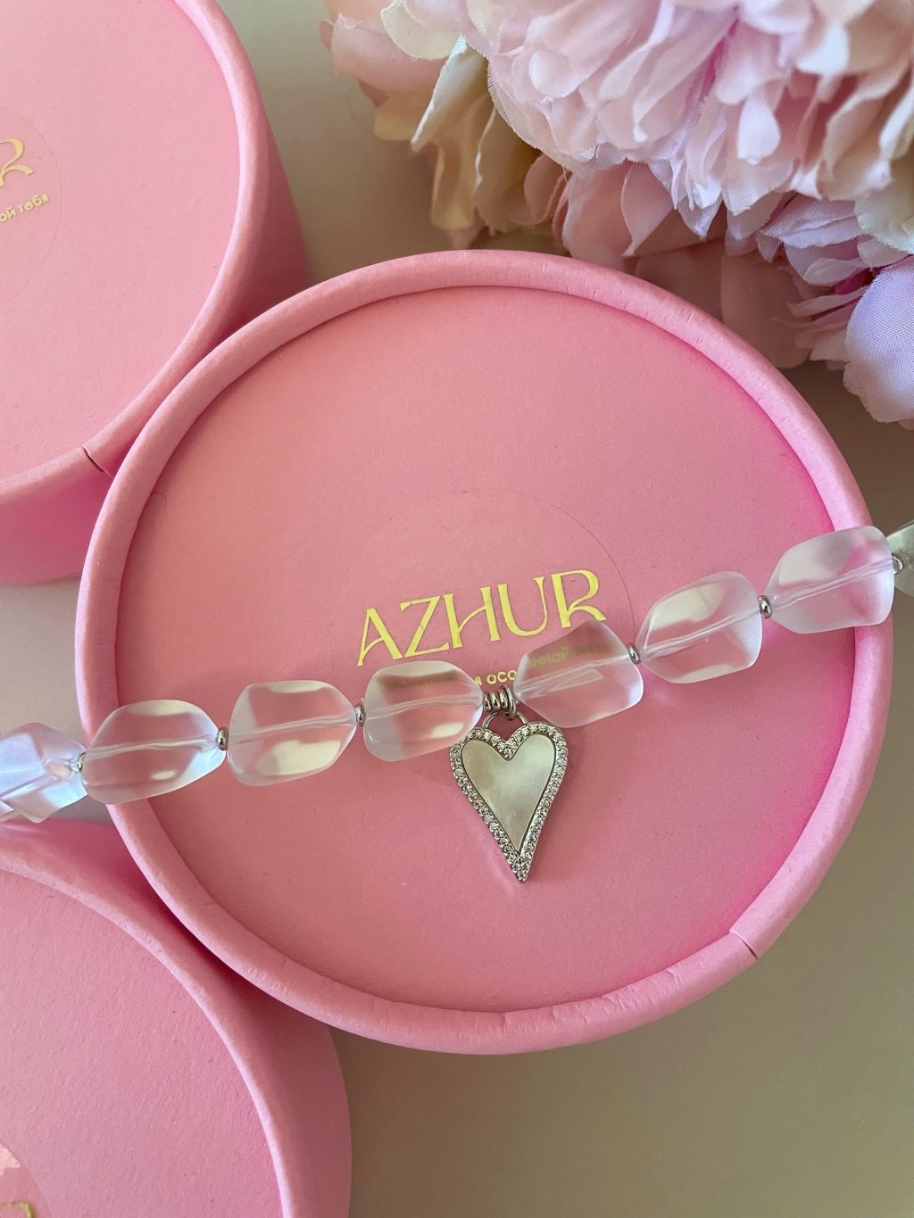 Браслет из прозрачных бусин с подвеской